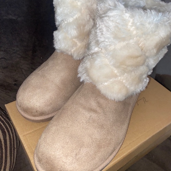 New fuzzy boots perfect for winter! - Picture 1 of 2